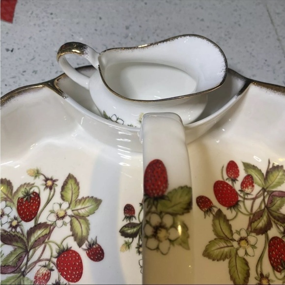 3pc. St. George Fine Bone China Strawberry Basket with creamer/sugar pot England - Picture 4 of 13